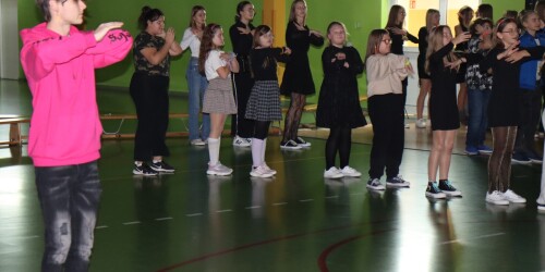Grupa dzieci w tańcu integracyjnym.