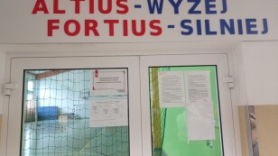 Napis nad drzwiami sali gimanstycznej. Citius - Szybciej, Altius - Wyżej, Fortius - Silniej.