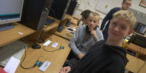 Uśmiechnięci uczniowie prezentują wykonane doświadczenie z mikrokontrolerem.