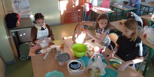 Dziewczynki przygotowujące sałatki.