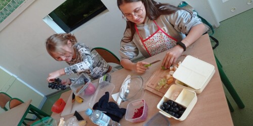 Dziewczynki przygotowujące sałatki.