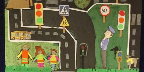 Praca plastyczna przedstawiająca ruch uliczny w nocy. Troje dzieci w odblaskowych kamizelkach na pierwszym planie - w tle znaki drogowe.
