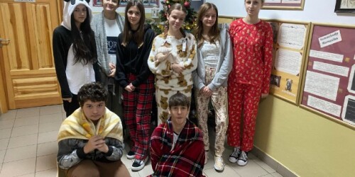 Uczniowie klasy siódmej biorący udział w akcji Samorządu Uczniowskiego Dzień w Piżamie