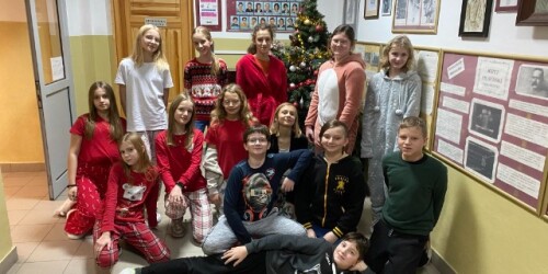 Uczniowie klasy szóstej biorący udział w akcji Samorządu Uczniowskiego Dzień w Piżamie