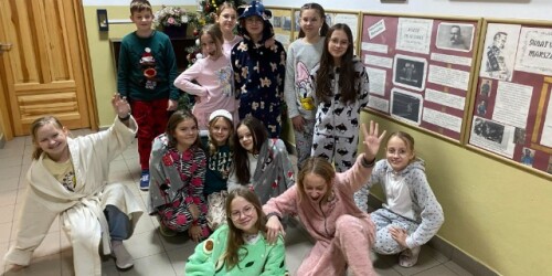Uczniowie klasy piątej biorący udział w akcji Samorządu Uczniowskiego Dzień w Piżamie