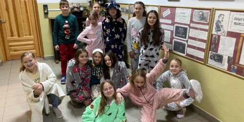 Uczniowie klasy piątej biorący udział w akcji Samorządu Uczniowskiego Dzień w Piżamie