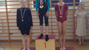 3 dziewczynki na podium z medalami